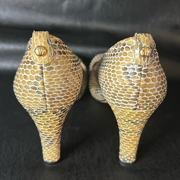 NEW NEVER WORN  Stuart Weitzman Logo Plainfield Peep Toe Pumps Size 7.5 - Picture 5 of 11